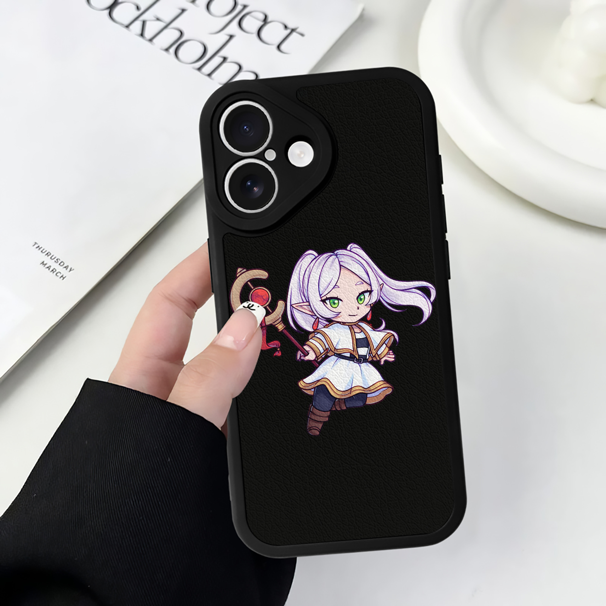 （画像用） 葬送のフリーレン Frieren 【iPhone 16シリーズ対応】シリコンスマホケース（レザー調） 材質：シリコン